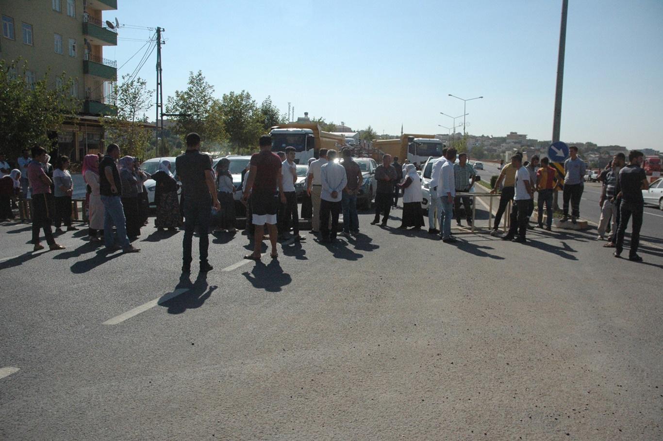 Mahalleli kadınlar sık sık kazaların yaşandığı yolu trafiğe kapattı Mahalleli kadınlar sık sık kazaların yaşandığı yolu trafiğe kapattı